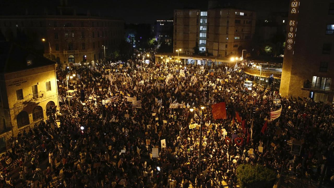 Tausende protestieren gegen Israels Premierminister Netanjahu vor seinem Amtssitz.