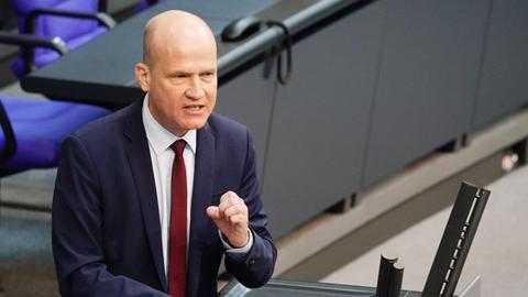 Ralph Brinkhaus (CDU), Vorsitzender der CDU/CSU-Bundestagsfraktion, spricht im Bundestag.