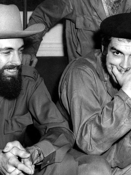 Die kubanischen Revolutionäre Ernsto "Che" Guevara (r.) und Camilo Cienfuegos im August 1959 in der kubanischen Hauptstadt Havanna.