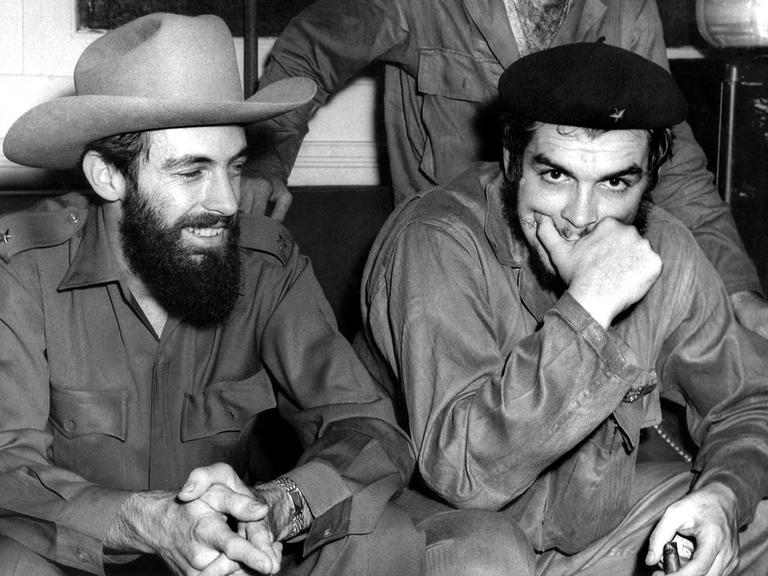 Die kubanischen Revolutionäre Ernsto "Che" Guevara (r.) und Camilo Cienfuegos im August 1959 in der kubanischen Hauptstadt Havanna.