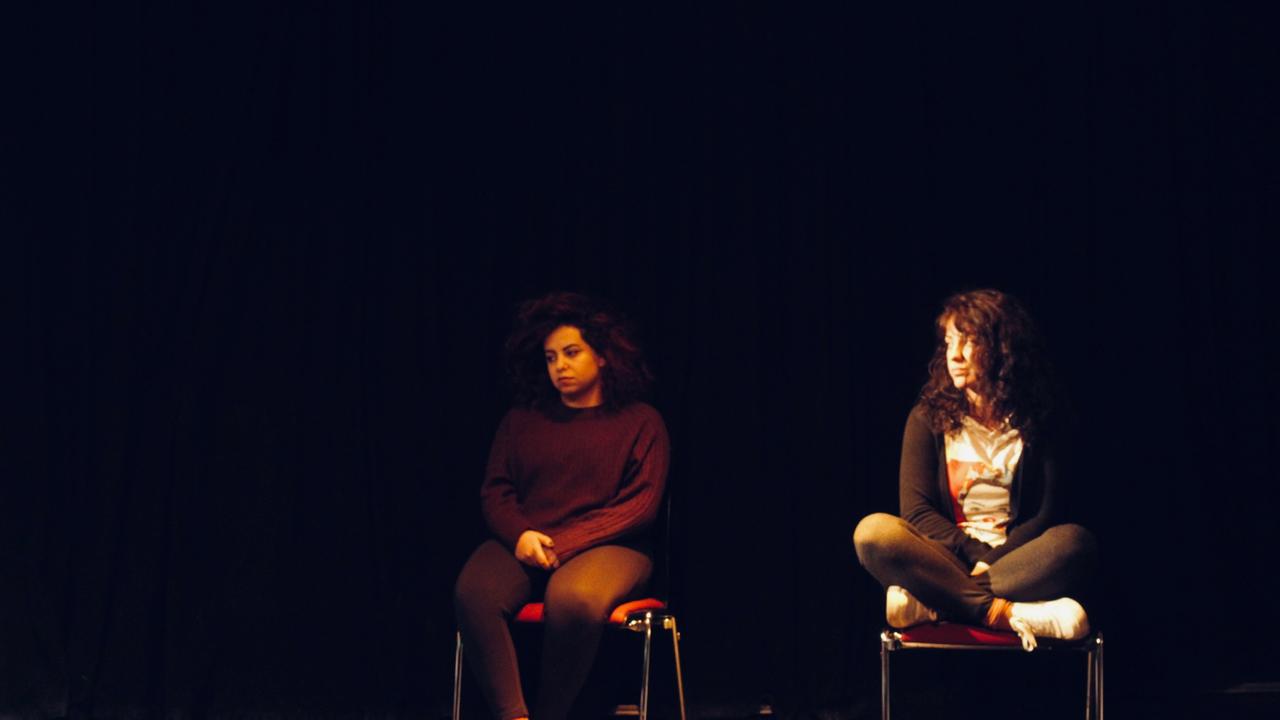 Hiba Obaid und Lorin Celebi, Autorinnen von "Nora - Mein Tagebuch in Berlin", ein Projekt innerhalb des Podcasts "Voice Versa - Zwei Sprachen, eine Story".