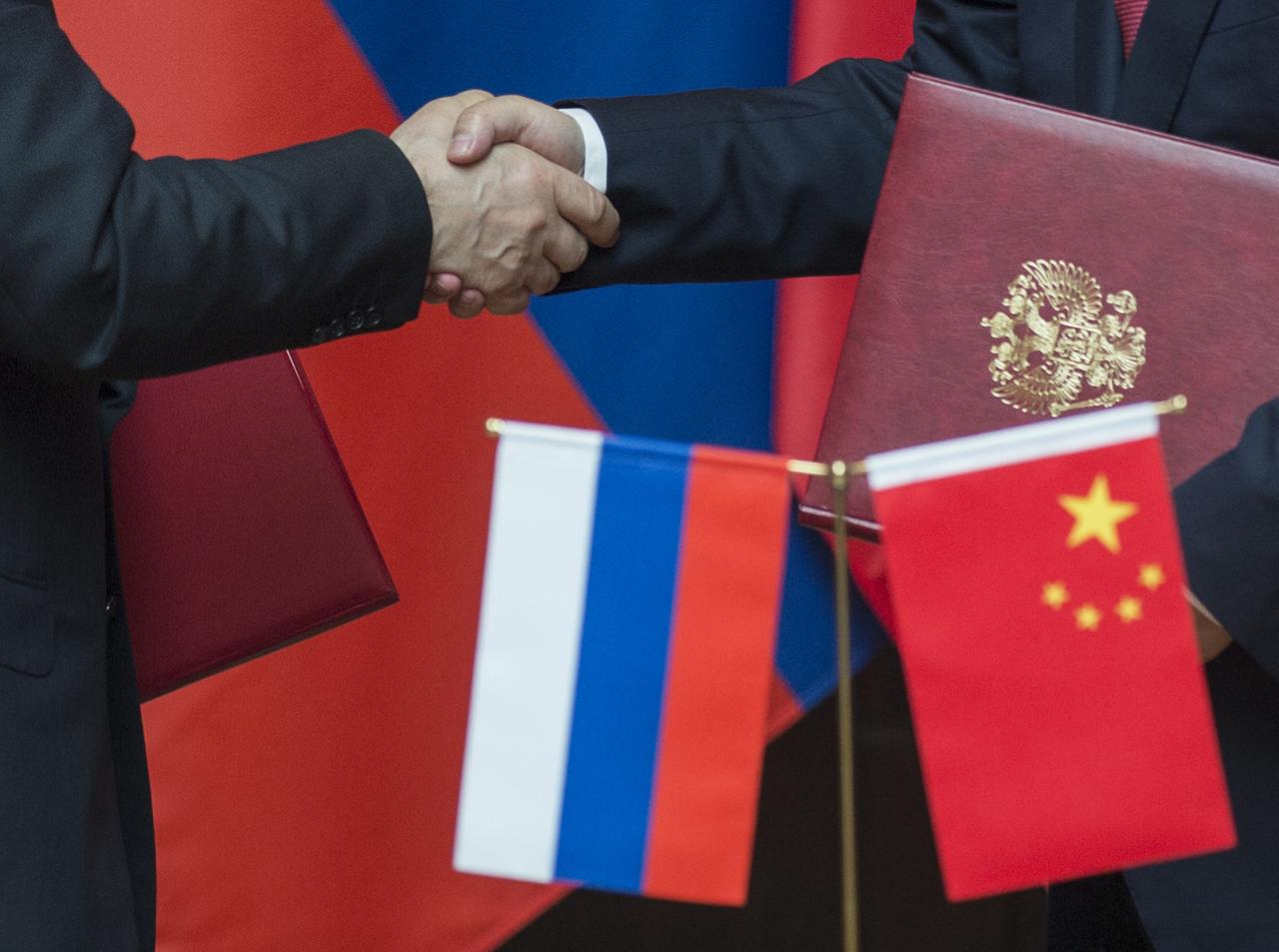 Wladimir Putin und Xi Jinping beim Handschlag