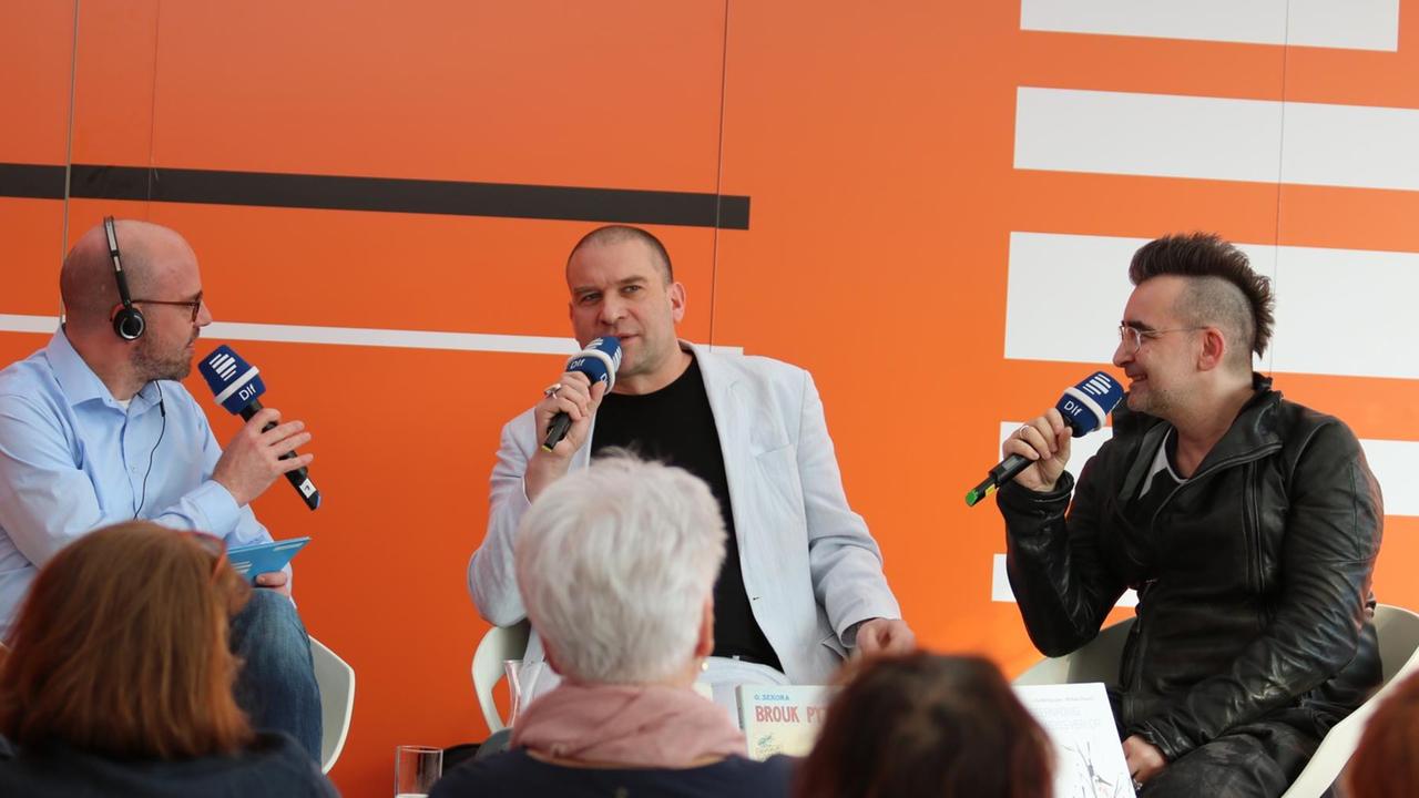 Christoph Haacker und Michael Stavarič im Gespräch mit Jan Drees auf der Deutschlandradio-Bühne der Leipziger Buchmesse 2019