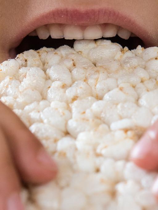 Reiswaffeln gelten als gesunder Snack - auch für Babys. Doch jetzt rät auch ein Bundesinstitut dazu, den Nachwuchs nur ab und zu daran knabbern zu lassen. Die vermeintlich so gesunde Zwischenmahlzeit hat es in sich: Arsen.