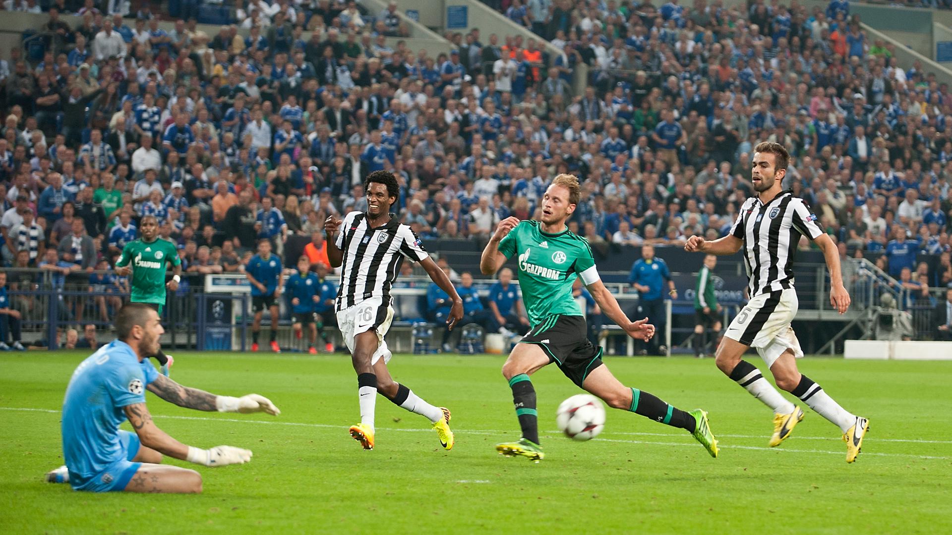 Torchance Benedikt HOEWEDES (HÖWEDES) (GE/ 2.v.r) gegen Torwart JACOBO l. (Saloniki), AKtion,
Fussball Champions League, Qualifikation Play-off, Hinspiel, FC Schalke 04 (GE) - PAOK Saloniki 1:1, am 21.08.2013 in Gelsenkirchen/ Deutschland. Torchance Benedikt HOEWEDES (HÖWEDES) (GE/ 2.v.r) gegen Torwart JACOBO l. (Saloniki), AKtion,
Fussball Champions League, Qualifikation Play-off, Hinspiel, FC Schalke 04 (GE) - PAOK Saloniki 1:1, am 21.08.2013 in Gelsenkirchen/ Deutschland.