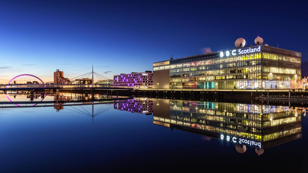 Der Sitz des schottischen Rundfunkhauses der BBC am Pacific Quay in Glasgow, links ist der River Clyde zu sehen