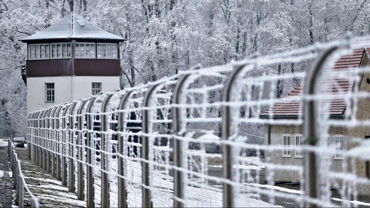 Stacheldrahtzäune des ehemaligen KZ Buchenwald in Weimar im Winter.