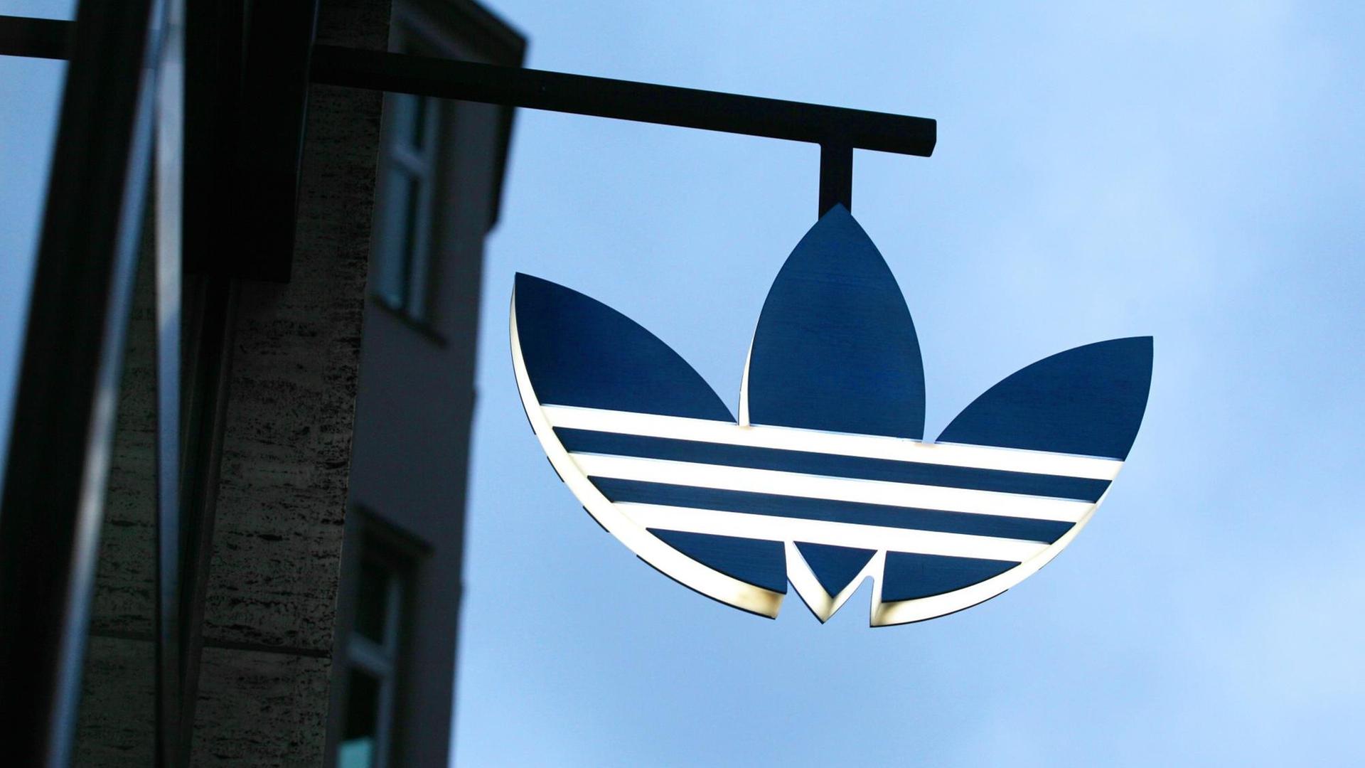 Logo des Sportartikelherstellers Adidas am Adidas-Flagstore in Berlin-Mitte