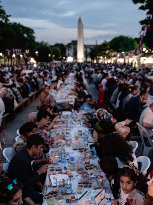 Fastenbrechen im Stadtteil Sultanahmet in Istanbul am ersten Tag des Ramadan