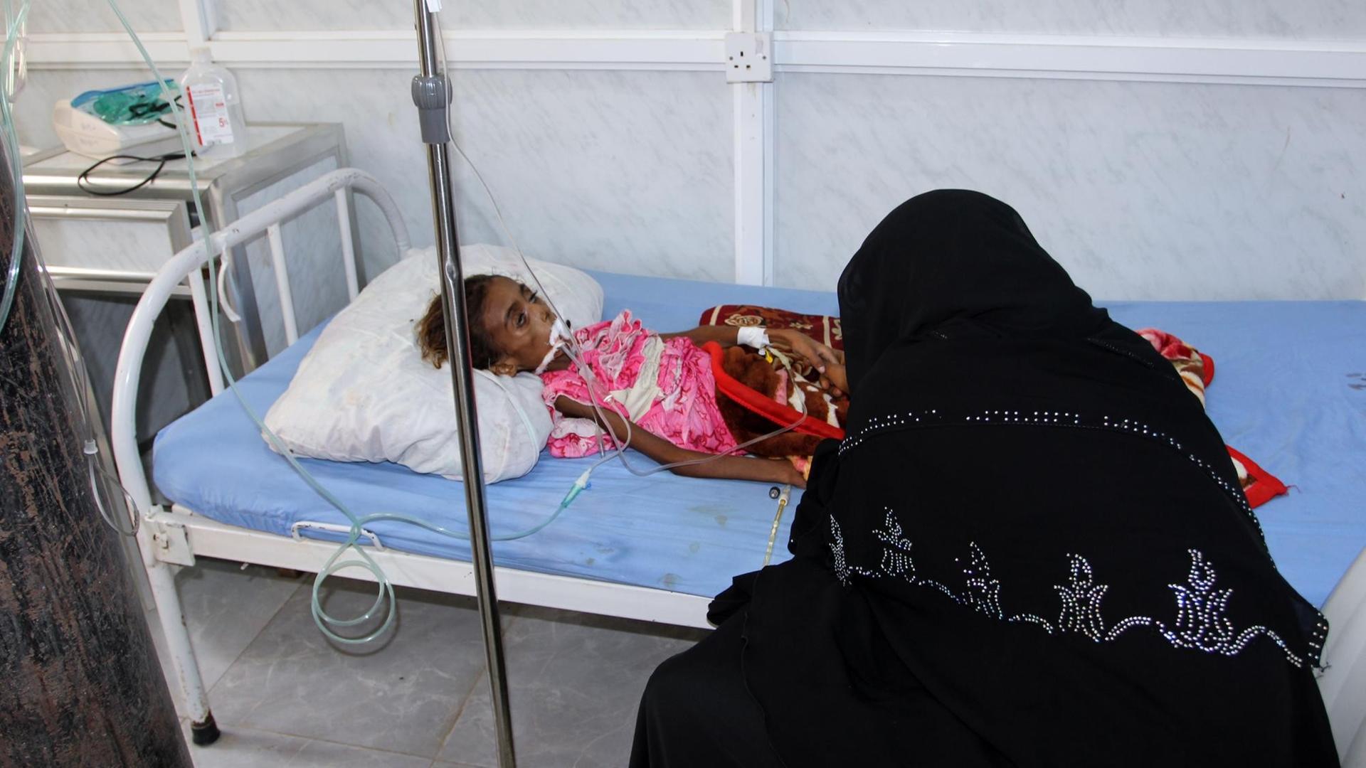 Eine jemenitische Mutter kümmert sich um ihr unterernährtes Kind, das am 2. Mai 2017 in einem Krankenhaus in der jemenitischen Hafenstadt Hodeidah behandelt wird.