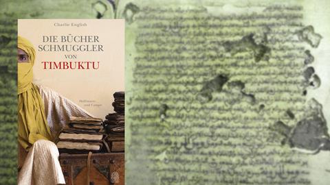Im Vordergrund das Cover von "Die Bücherschmuggler von Timbuktu", im Hintergrund Handschriften der Ahmed Baba Bibliothek in Timbuktu.