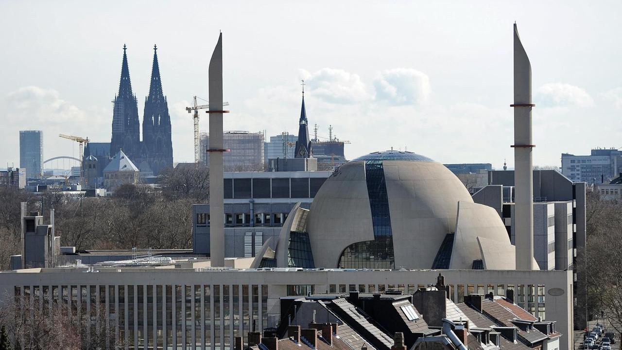 Blick über die Dächer: Im Vordergrund die Kölner Zentralmoschee mit ihren beiden Minaretten, im Hintergrund der Kölner Dom.