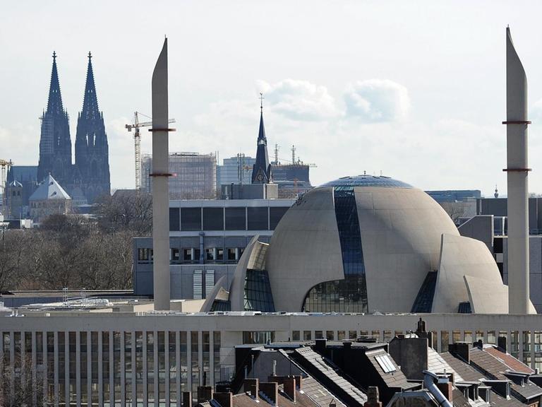 Blick über die Dächer: Im Vordergrund die Kölner Zentralmoschee mit ihren beiden Minaretten, im Hintergrund der Kölner Dom.