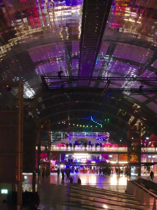 Zum 35C3 bunt beleuchtet: die Glashalle der Messe Leipzig