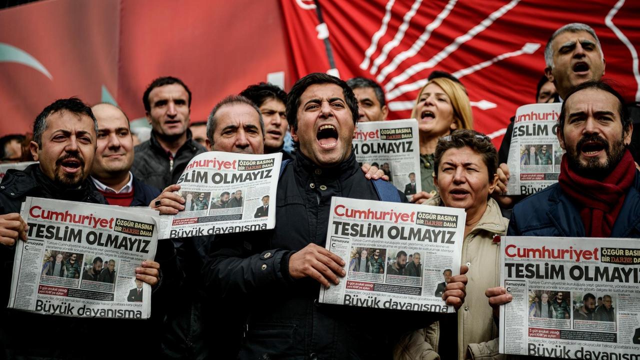 Demonstranten protestieren gegen das Vorgehen gegen die Zeitung "Cumhuriyet".

