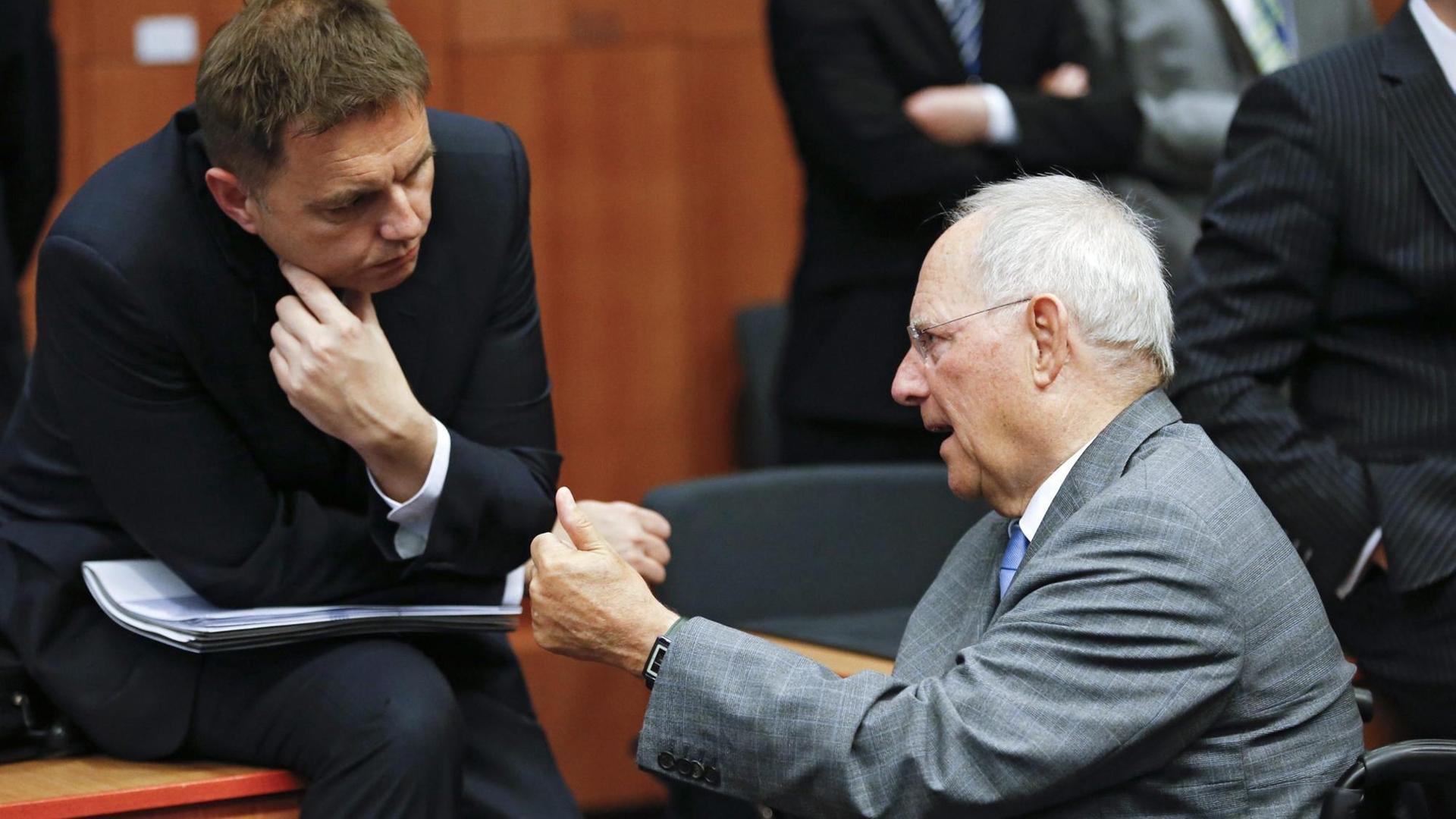 Bundesfinanzminister Wolfgang Schäuble (CDU) spricht mit seinem slowakischen Amtskollegen Peter Kazimir auf einem Treffen der Euro-Finanzminister.