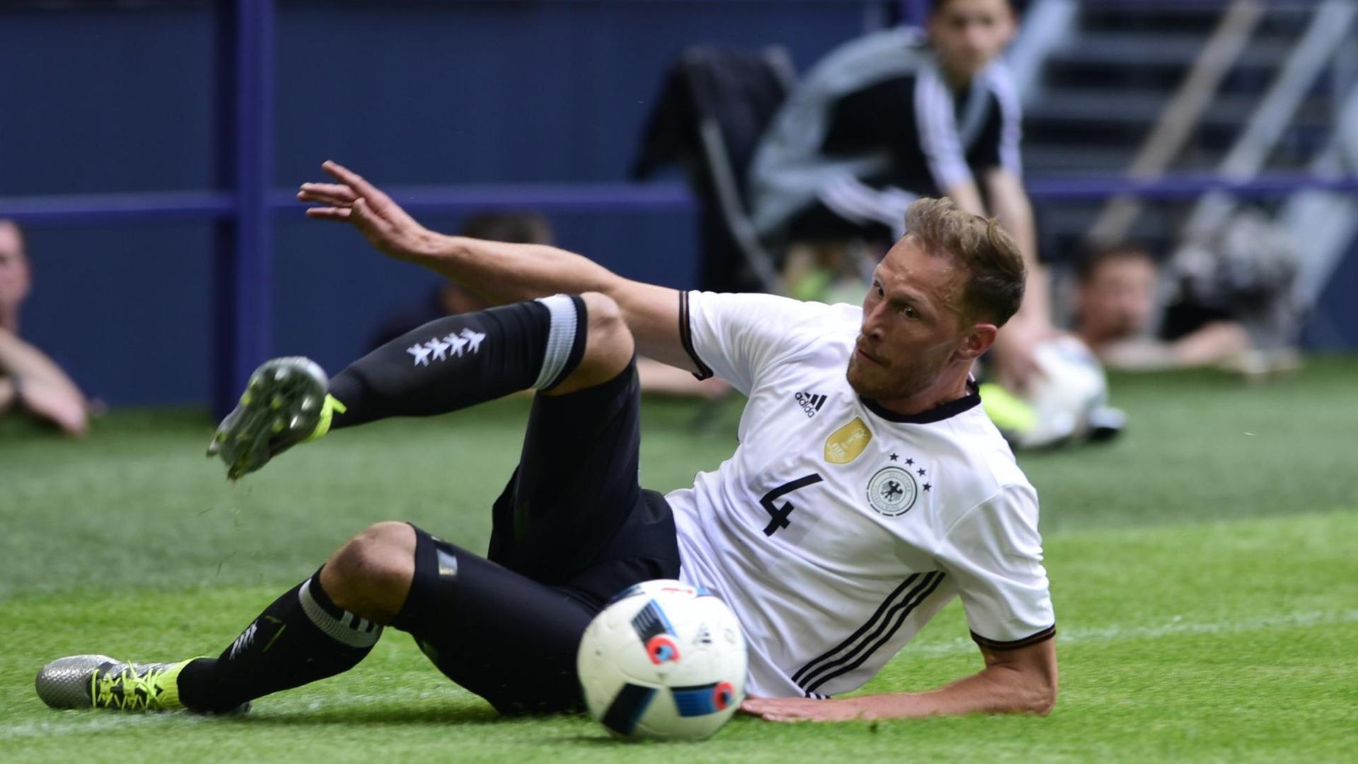 Benedikt Höwedes in Aktion beim EM-Vorbereitungsspiel gegen Ungarn in Gelsenkirchen. 