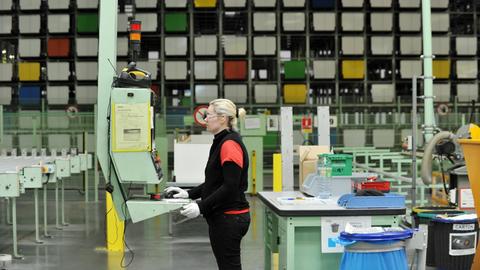 Ein Mitarbeiter arbeitet in einer Firma iim französichen Les Herbier, die Aluminiumfenster und -türen herstellt.