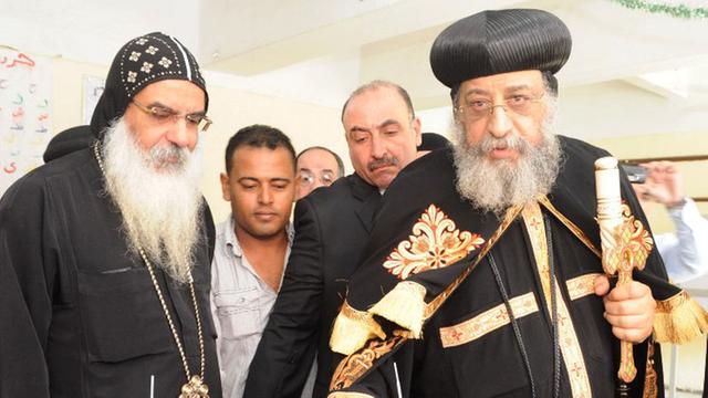 Ägyptens koptischer Patriarch gibt sein Stimme für die Präsidentenwahl in Kairo ab.
