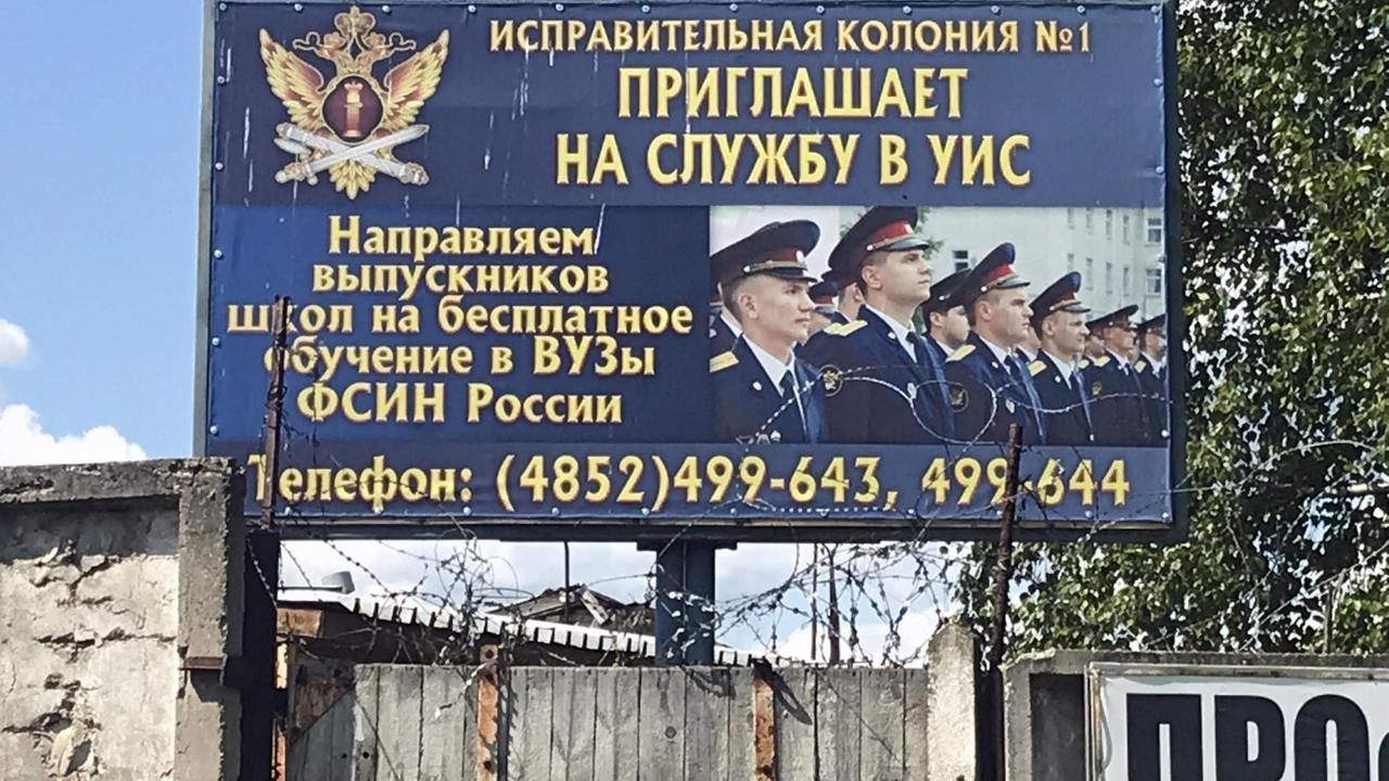 Die Strafvollzugsbehörde wirbt mit einem Plakat am Gefängnis in Jaroslawl um Auszubildende