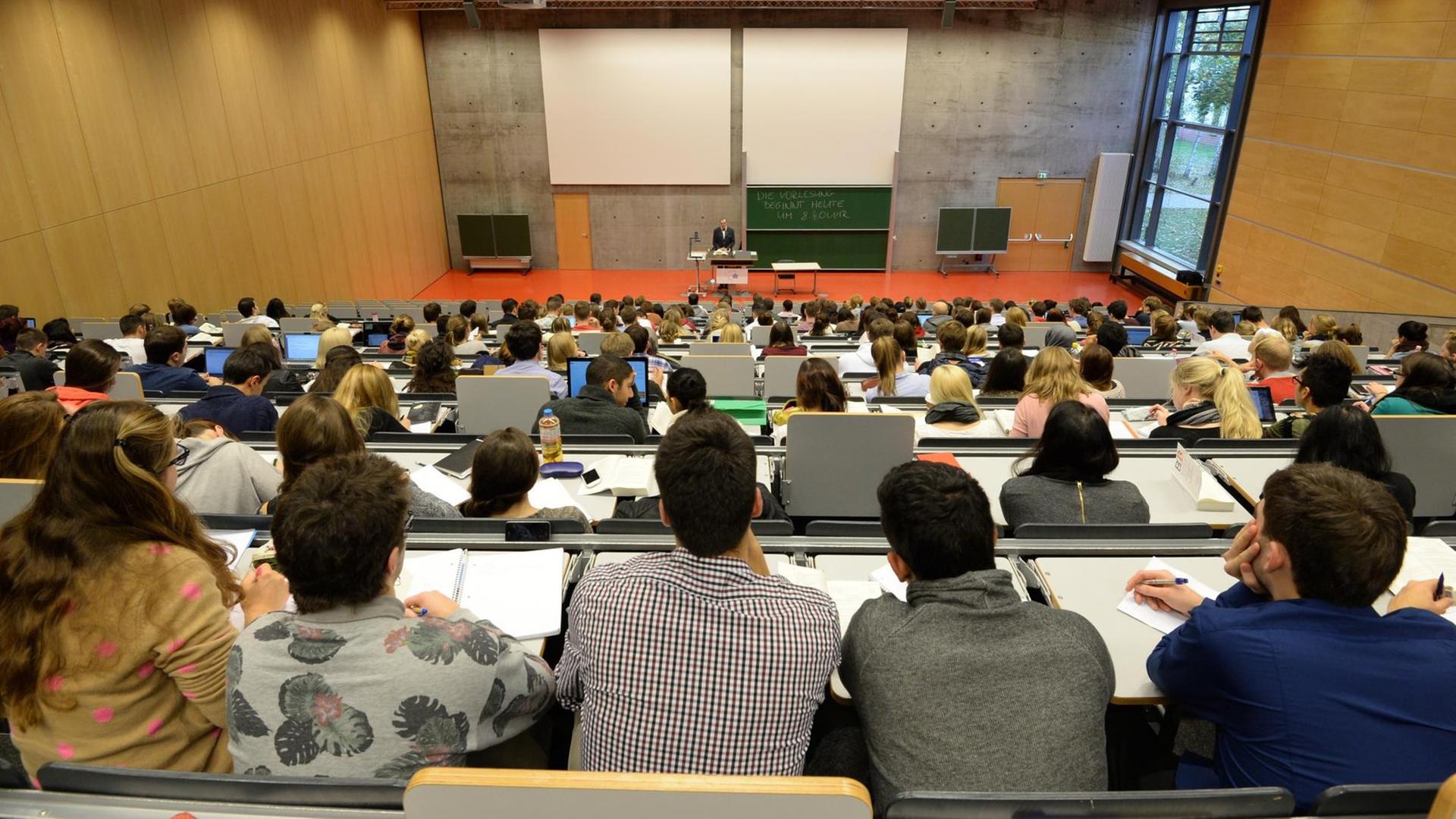 Studienanfänger sitzen am 14.10.2013 während ihrer ersten Juravorlesung in einem Hörsaal der Juristischen Fakultät der Universität Potsdam (Brandenburg).