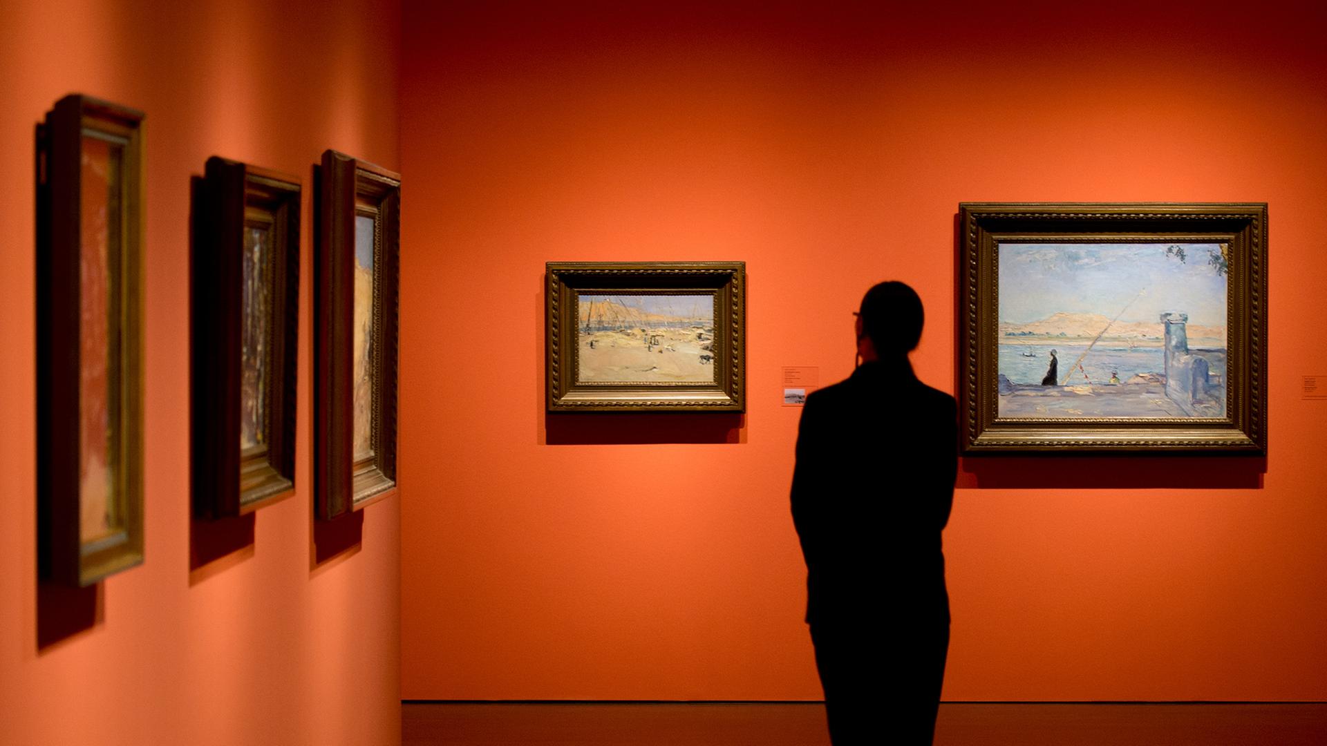 In der Sonderausstellung "Nach Ägypten! Die Reisen von Max Slevogt und Paul Klee" werden im Albertinum in Dresden rund 140 Reisebilder der Maler Slevogt (1868-1932, orange Ausstellung) und Klee (1879-1940, graue Ausstellung) ausgestellt.