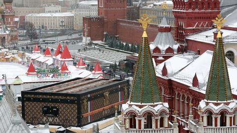 Der Rote Platz in Moskau, in der Mitte ein riesiger Pavillon in Form eines Koffers von Lousi Vuitton.