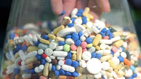 Tabletten liegen in einem Glas. Verschreibungspflichtige Medikamente mit dem Wirkstoff Methylphenidat gehören zu den Arzneistoffen mit stimulierender Wirkung, die oft als "Studentendroge" bezeichnet werden.