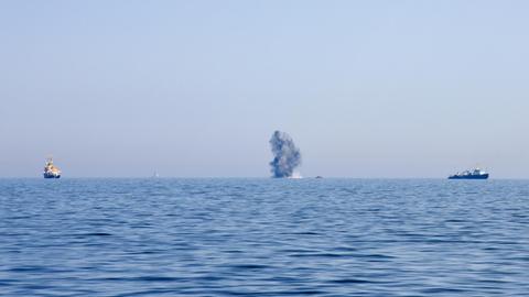 Ein Torpedo aus dem Zweiten Weltkrieg wird am 23.05.2017 in der Ostsee vor Kühlungsborn (Mecklenburg-Vorpommern) gesprengt. Um die Umwelt zu schützen, sind vor der Sprengung so genannte Vergrämungsmaßnahmen erfolgt, mit denen Meeresbewohner aus dem Gebiet vertrieben werden sollten. Foto: Martin Siegel/greenpicture/dpa ++