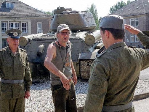 Regisseur Leander Haußmann bei Dreharbeiten zu seinem neuen Film "NVA" in einer ehemaligen Kaserne in Bad Düben Regisseur Leander Haußmann bei Dreharbeiten zu seinem neuen Film "NVA" in einer ehemaligen Kaserne in Bad Düben