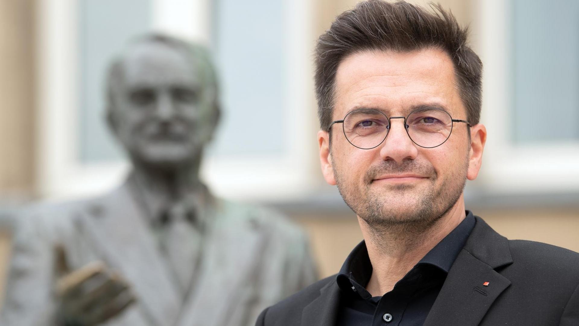 Thomas Kutschaty, SPD-Landtagsfraktionschef in Nordrhein-Westfalen, steht neben einer Statue des ehemaligen Bundespräsidenten und NRW- Ministerpräsidenten Johannes Rau. Thomas Kutschaty, SPD-Landtagsfraktionschef in Nordrhein-Westfalen, steht neben einer Statue des ehemaligen Bundespräsidenten und NRW- Ministerpräsidenten Johannes Rau.