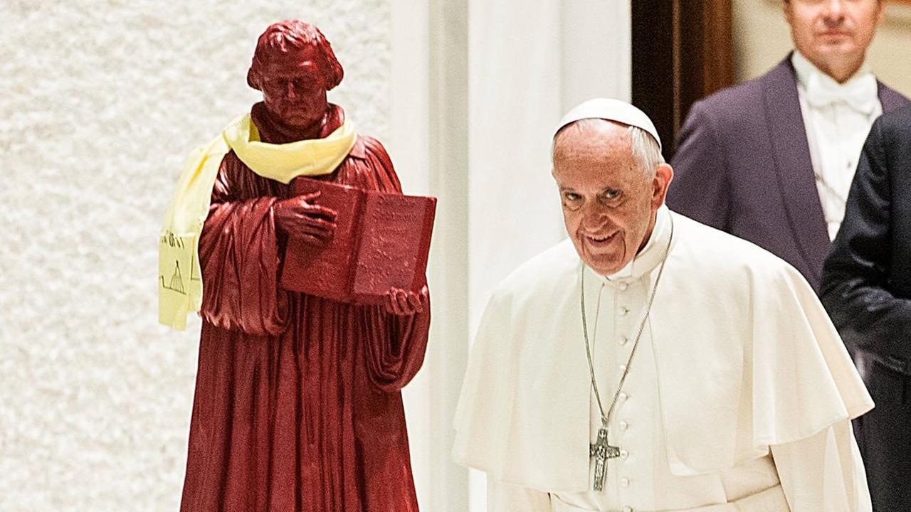 Papst Fanziskus neben einer Statue von Martin Luther vor einer Audienz mit lutherischen Pilgern im Vatikan am 13.10.2016