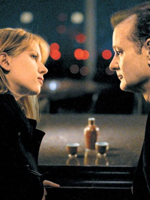 Scarlett Johansson und Bill Murray sitzen sich in einer Szene aus "Lost in Translation" gegenüber und schauen sich in die Augen.