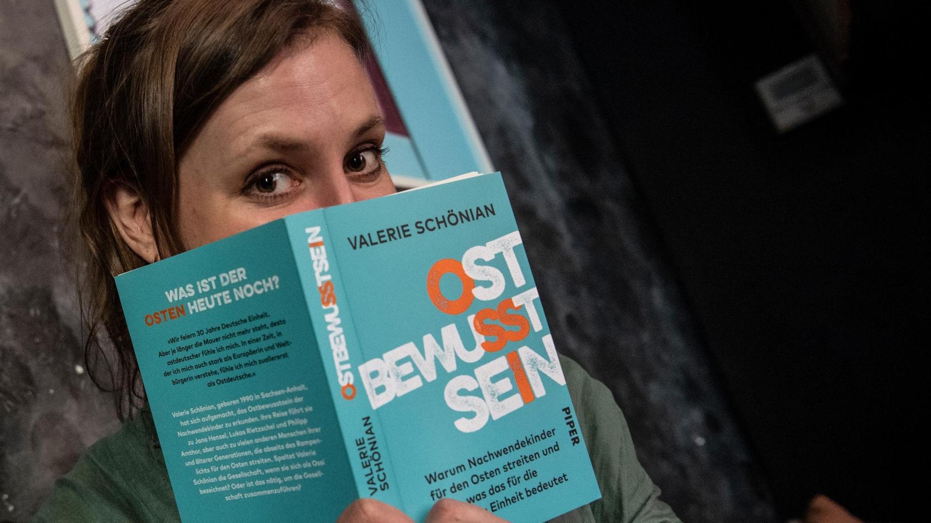 Die Autorin Valerie Schönian zeigt ihr neues Buch. Die gebürtige Magdeburgerin arbeitet als freie Journalistin von Berlin aus.