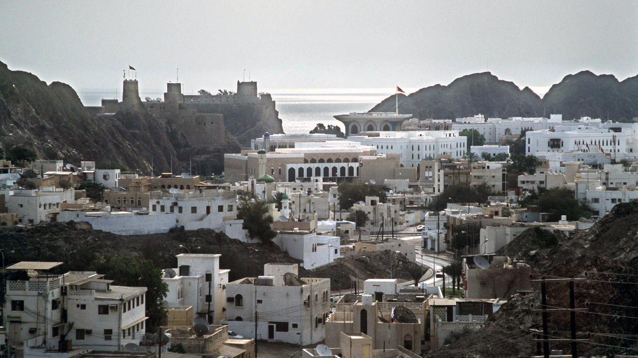 Blick auf die Altstadt der omanischen Hauptstadt Maskat mit dem Sultanspalast Al Alam (Mitte), aufgenommen 2001.