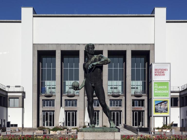 Eine Bronzestatue vor dem Deutschen Hygiene-Museum in Dresden