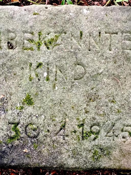 Verwitterter Grabstein mit der Inschrift "Unbekanntes Kind - + 30.4.1945" auf dem Ohlsdorfer Friedhof, Hamburg