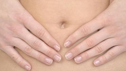 Zwei Hände auf einem Bauch