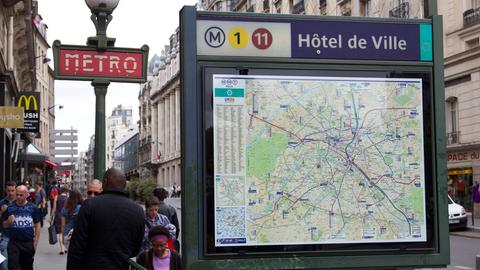 Stadtplan von Paris an der Metro-Station Hôtel de Ville (Rathaus)