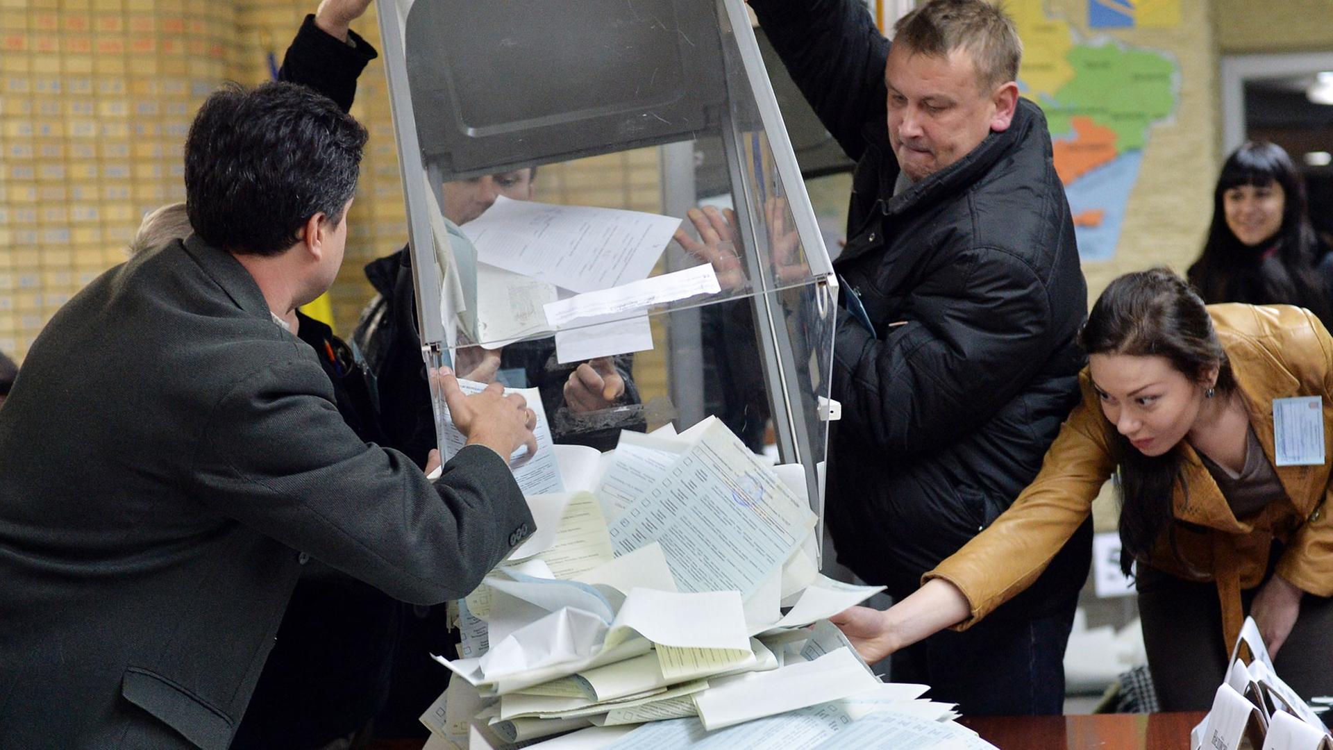 In der Ukraine werden Stimm-Zettel ausgezählt
