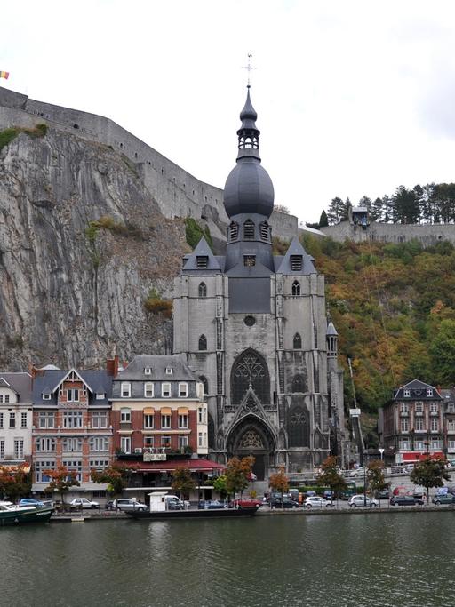Das Panorama der belgischen Stadt Dinant.