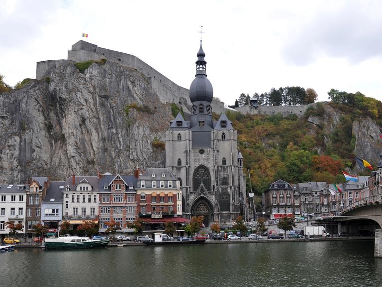 Das Panorama der belgischen Stadt Dinant.