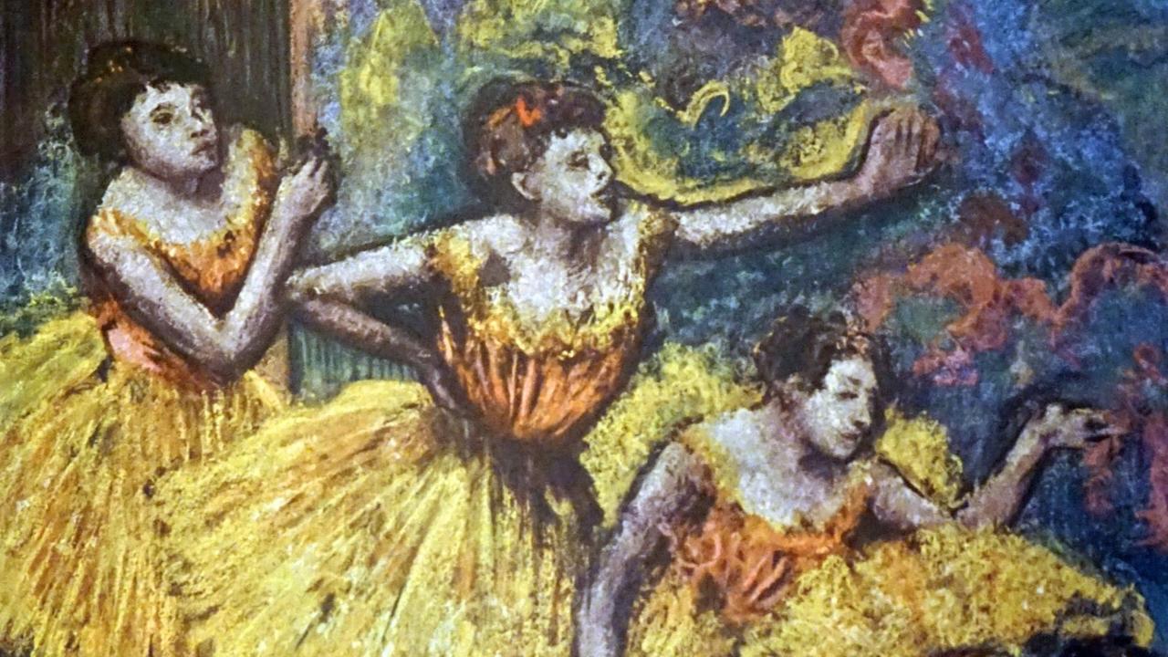 Gemälde des Franzosen Edgar Degas, das drei junge Frauen in gelben Kostümem mit kurzen Röcken tanzend zeigt.