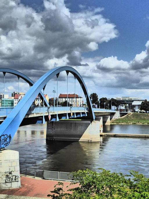 Brücke über die Oder im brandenburgischen Frankfurt (Oder) nach Slubice in Polen auf dem östlichen Oderufer.