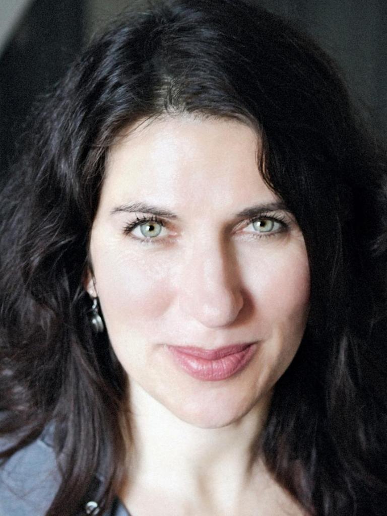 Ein Porträt der Autorin Syd Atlas.