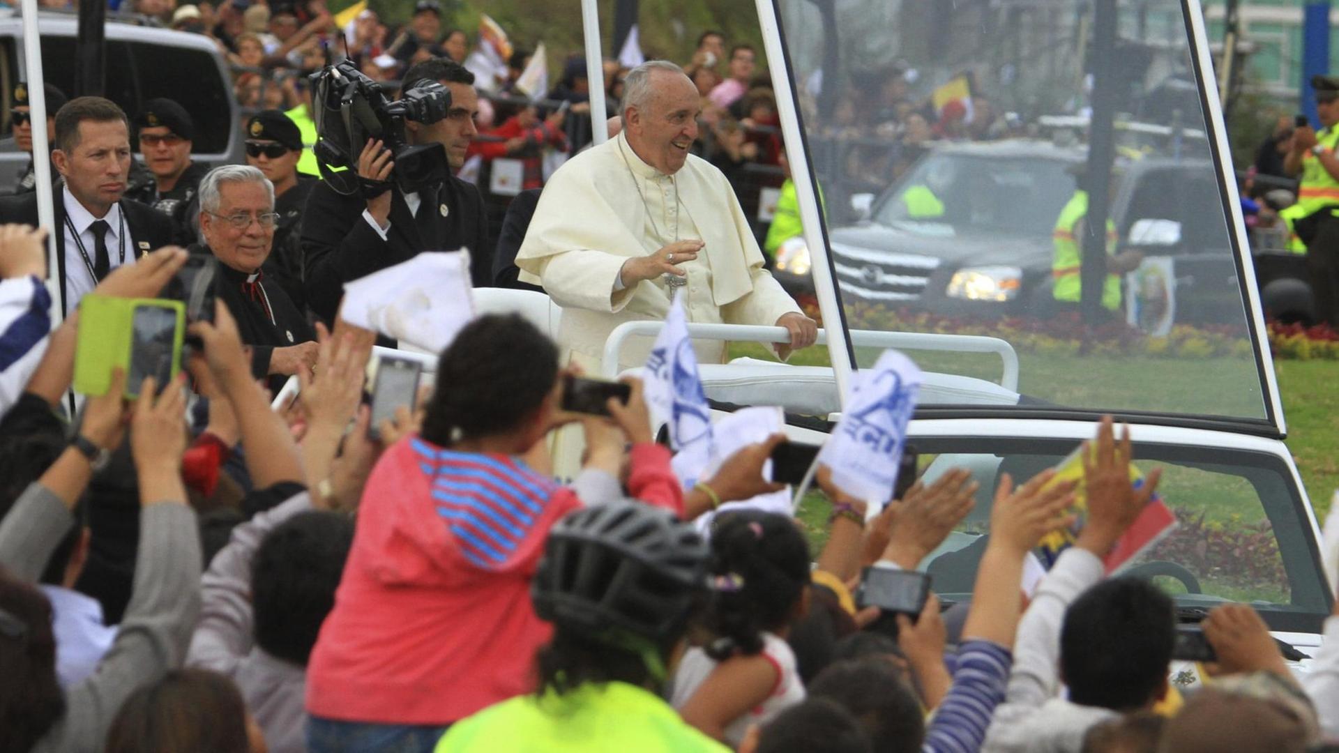 Papst Franziskus wird in Ecuador begeistert empfangen.