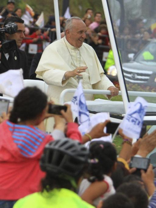 Papst Franziskus wird in Ecuador begeistert empfangen.