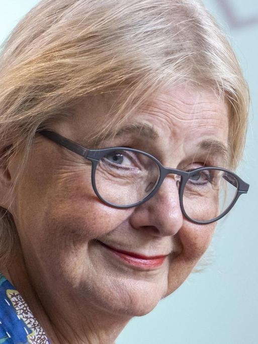 DDR-Bürgerrechtlerin Marianne Birthler blickt seitlich in die Kamera. DDR-Bürgerrechtlerin Marianne Birthler blickt seitlich in die Kamera.