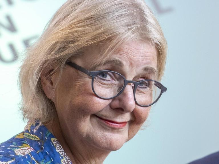 DDR-Bürgerrechtlerin Marianne Birthler blickt seitlich in die Kamera. DDR-Bürgerrechtlerin Marianne Birthler blickt seitlich in die Kamera.