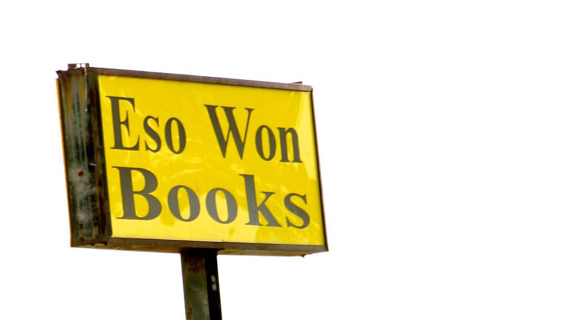 Das gelbe Ladensymbol mit der Aufschrift "Eso Won Books" ist auf einem Ständer auf dem Dach des Buchladens aufgestellt.
